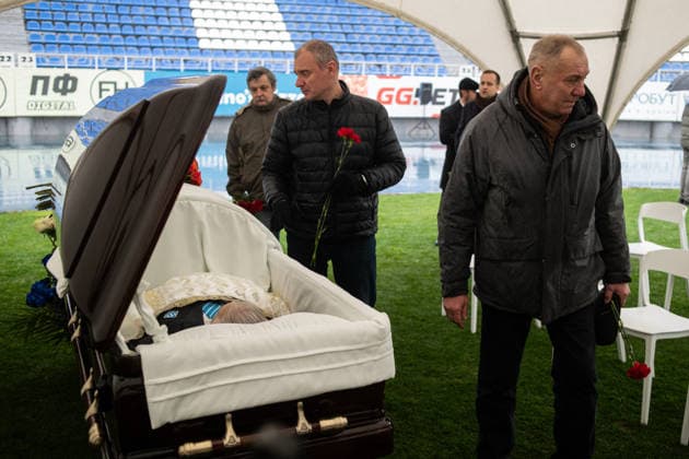 Kyiv bids farewell to a football player and coach Volodymyr Muntian KYIV, UKRAINE - DECEMBER 03: Kyiv residents attend a farewell ceremony for Ukrainian football player and a coach Volodymyr Muntian at a Valerii Lobanovskyi stadium in Kyiv, Ukraine on December 03, 2025. He became champion of the USSR seven times, which is a record in Soviet football (apart from him, Oleg Blokhin also won the USSR championship seven times). He won the USSR Cup twice, was the winner of the UEFA Cup Winners Cup and the UEFA Super Cup, and participated in the 1970 World Cup. After retiring as a player, he coached Ukrainian and foreign football clubs, and under his leadership, the Guinea national team, Nationalteam reached the final stage of the 1998 African Cup of Nations. Volodymyr Muntian passed away at the age of 79 on December 1. Danylo Antoniuk Anadolu Kyiv Ukraine. Editorial use only. Please get in touch for any other usage. Copyright: x2025xAnadoluxDanyloxAntoniukx