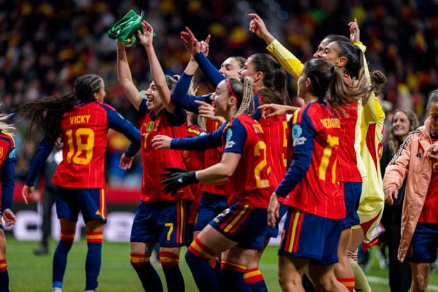 Spain v Germany - UEFA Women s Nations League 2025 Final Second Leg Players of Spain (from L to R) Olga Carmona, Athenea del Castillo, Alba Redondo celebrate with their teammates after winning the UEFA Women s Nations League 2025 final second leg match between Spain and Germany at Estadio Riyadh Air Metropolitano on December 2, 2025 in Madrid, Spain. Madrid Estadio Riyadh Air Metropolitano Madrid Spain Copyright: xAlbertoxGardinx AGardin_20251202_Foot_Women_Spain_Germany_1305
