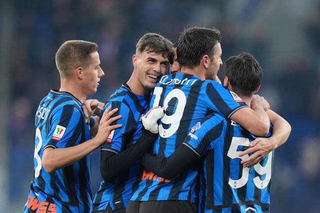Atalanta™s Marten de Roon celebrates after scoring 2-0 with Atalanta s Mario Pasalic , Atalanta s Daniel Maldini during the Frecciarossa Italian Cup 2025 2026 soccer match between Atalanta and Genoa at New Balance Arena in Bergamo , North Italy , Wednesday , December 03 , 2025. - Soccer  Copyright: xSpada LaPressex
