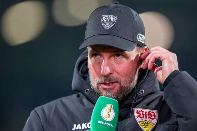 03.12.2025, Fußball, DFB-Pokal, VfL Bochum - VfB Stuttgart, Achtelfinale, Vonovia Ruhrstadion, Saison 2025 2026: Cheftrainer Sebastian Hoeneß (VfB Stuttgart hc) vor dem SPiel DFB regulations prohibit any use of photographs as image sequences and or quasi-video. Nordrhein-Westfalen Deutschland