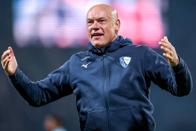 03.12.2025, Fußball, DFB-Pokal, VfL Bochum - VfB Stuttgart, Achtelfinale, Vonovia Ruhrstadion, Saison 2025 2026: Cheftrainer Uwe Rösler (VfL Bochum hc) wild gestikulierend - feuert vor dem Spiel die Fans auf der Tribüne an DFB regulations prohibit any use of photographs as image sequences and or quasi-video. Nordrhein-Westfalen Deutschland