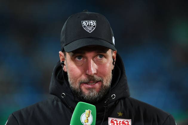 Trainer Sebastian Hoeness (VfB Stuttgart) schaut waehrend des DFB-Pokal Spiels zwischen VfL Bochum v VfB Stuttgart, Vovovia-Ruhrstadion am 03. December 2025 in Bochum, Deutschland. (Foto von Ralf Treese DeFodi Images) +++ Trainer Sebastian Hoeness (VfB Stuttgart) looks on during the DFB-Pokal match between VfL Bochum v VfB Stuttgart at Vonovia-Ruhrstadion on December 3, 2025 in Bochum, Germany. (Photo by Ralf Treese DeFodi Images) (Photo by Ralf Treese DeFodi Images)