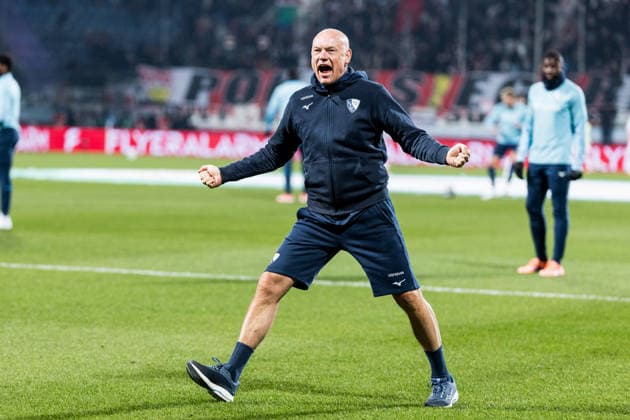 DFB Pokal, VfL Bochum - VfB Stuttgart; 03.12.2025 Uwe Rösler (Trainer VfL Bochum) feuert die Fans vor dem Spiel an DFB Pokal Achtelfinale, VfL Bochum - VfB Stuttgart, VONONVIA Ruhrstadion am 03.12.2025 DFB REGULATIONS PROHIBIT ANY USE OF PHOTOGRAPHS AS IMAGE SEQUENCES AND OR QUASI-VIDEO. Copyright: xBEAUTIFULxSPORTS Wunderlx