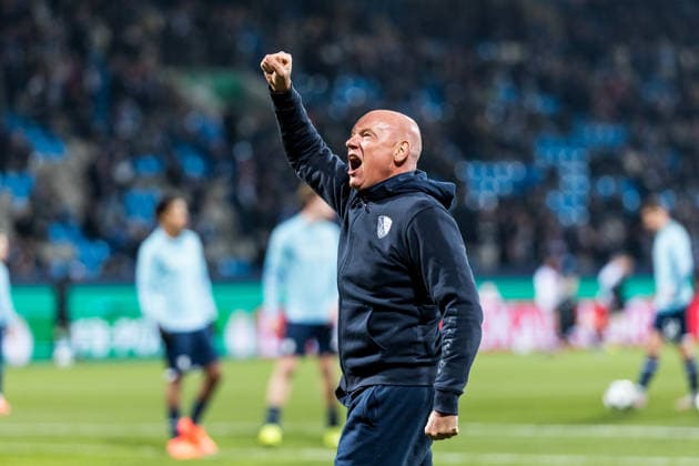 DFB Pokal, VfL Bochum - VfB Stuttgart; 03.12.2025 Uwe Rösler (Trainer VfL Bochum) feuert die Fans vor dem Spiel an DFB Pokal Achtelfinale, VfL Bochum - VfB Stuttgart, VONONVIA Ruhrstadion am 03.12.2025 DFB REGULATIONS PROHIBIT ANY USE OF PHOTOGRAPHS AS IMAGE SEQUENCES AND OR QUASI-VIDEO. Copyright: xBEAUTIFULxSPORTS Wunderlx