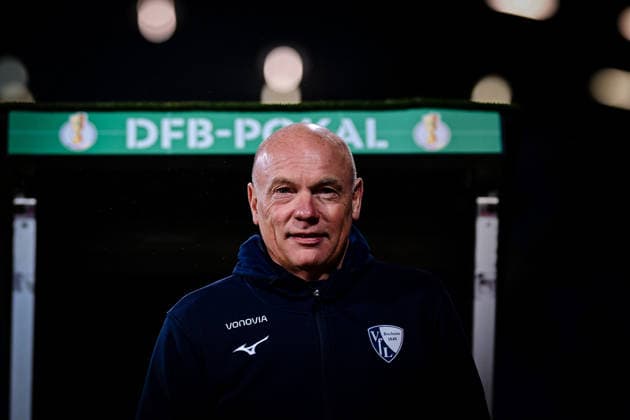 Uwe Roesler (Cheftrainer VfL Bochum), VfL Bochum vs. VfB Stuttgart, DFB-Pokal, Achtelfinale, 03.12.2025 DFB regulations prohibit any use of photographs as image sequences and or quasi-video Bochum Nordrhein-Westfalen Deutschland