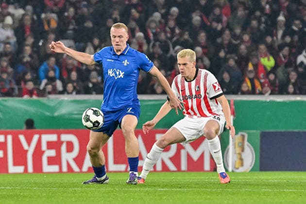 Isac Lidberg (SV Darmstadt 98, 07), Matthias Ginter (SC Freiburg, 28) im Duell um den Ball. GER, SC Freiburg - SV Darmstadt 98, Fussball, DFB Pokal, Achtelfinale, Spielzeit 2025 2026, 03.12.2025 DFB REGULATIONS PROHIBIT ANY USE OF PHOTOGRAPHS AS IMAGE SEQUENCES AND OR QUASI-VIDEO GER, SC Freiburg - SV Darmstadt 98, Fussball, DFB Pokal, Achtelfinale, Spielzeit 2025 2026, 03.12.2025 Freiburg Copyright: xEibner-Pressefoto ThomasxHessx EP_THS