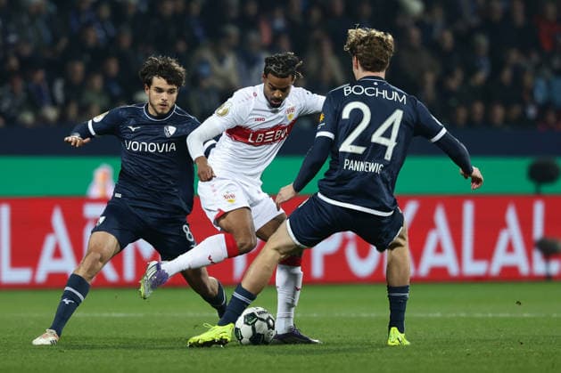 Bochum, Vonovia Ruhrstadion, 03.12.25, GER, Herren, DFB-Pokal, Achtelfinale, Saison 2025 - 2026, VfL 1848 Bochum - VfB Stuttgart, Kjell Waetjen (VfL Bochum) , Lorenz Assignon (VfB Stuttgart) und Mats Pannewig (VfL Bochum) im Zweikampf, DFB DFL REGULATIONS PROHIBIT ANY USE OF PHOTOGRAPHS AS IMAGE SEQUENCES AND OR QUASI-VIDEO. Copyright: JoachimxBywaletz xJB-Sportfoto