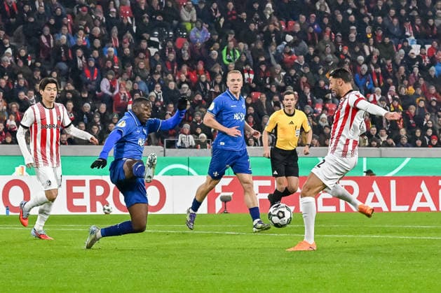 Vincenzo Grifo (SC Freiburg, 32) beim Torabschluss vor Patric Pfeiffer (SV Darmstadt 98, 06) GER, SC Freiburg - SV Darmstadt 98, Fussball, DFB Pokal, Achtelfinale, Spielzeit 2025 2026, 03.12.2025 DFB REGULATIONS PROHIBIT ANY USE OF PHOTOGRAPHS AS IMAGE SEQUENCES AND OR QUASI-VIDEO GER, SC Freiburg - SV Darmstadt 98, Fussball, DFB Pokal, Achtelfinale, Spielzeit 2025 2026, 03.12.2025 Freiburg Copyright: xEibner-Pressefoto ThomasxHessx EP_THS