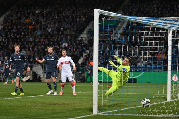 Eigentor von Philipp Strompf (VfL Bochum), hinten 2.v., links, zum 0:1, rechts Torwart Timo Horn (VfL Bochum) 03.12.2025, Fussball DFB Pokal, Saison 2025 2026, Achtelfinale, VfL Bochum - VfB Stuttgart DFB regulations prohibit any use of photographs as image sequences and or quasi-video Bochum Vonovia Ruhrstadion Nordrhein Westfalen Deutschland