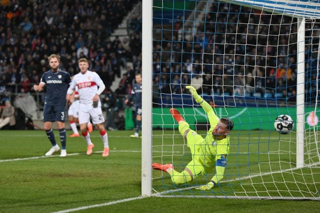 Eigentor von Philipp Strompf (VfL Bochum), hinten links, zum 0:1, rechts Torwart Timo Horn (VfL Bochum) 03.12.2025, Fussball DFB Pokal, Saison 2025 2026, Achtelfinale, VfL Bochum - VfB Stuttgart DFB regulations prohibit any use of photographs as image sequences and or quasi-video Bochum Vonovia Ruhrstadion Nordrhein Westfalen Deutschland