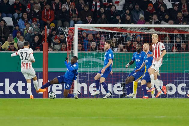 Im Strafraum von SV Darmstadt 98 , Deutschland, Fussball, DFB Pokal, Achtelfinale, 2025 2026, SC Freiburg vs. SV Darmstadt 98, 03.12.2025, Europa-Park Stadion , Freiburg im Breisgau, Deutschland Freiburg im Breisgau Europa-Park Stadion Baden-Wuerttemberg Deutschland Copyright: xGrantxHubbsx