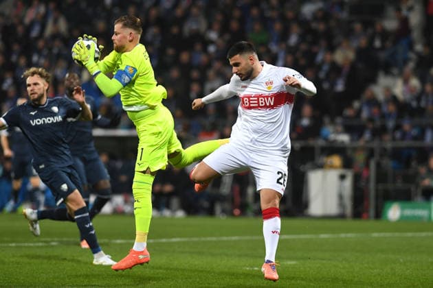 Torwart Timo Horn (VfL Bochum) und Deniz Undav (VfB Stuttgart) im Zweikampf waehrend des DFB-Pokal Spiels zwischen VfL Bochum v VfB Stuttgart, Vovovia-Ruhrstadion am 03. December 2025 in Bochum, Deutschland. (Foto von Ralf Treese DeFodi Images) +++ Torwart Timo Horn (VfL Bochum) und Deniz Undav (VfB Stuttgart) battle for the ball during the DFB-Pokal match between VfL Bochum v VfB Stuttgart at Vonovia-Ruhrstadion on December 3, 2025 in Bochum, Germany. (Photo by Ralf Treese DeFodi Images) (Photo by Ralf Treese DeFodi Images)