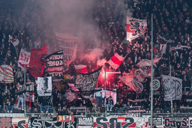 DFB Pokal, VfL Bochum - VfB Stuttgart; 03.12.2025 Im Gästeblock werden Fahnen der Fans des VfB Stuttgart geschwungen und ein Bengalo brennt DFB Pokal Achtelfinale, VfL Bochum - VfB Stuttgart, VONONVIA Ruhrstadion am 03.12.2025 DFB REGULATIONS PROHIBIT ANY USE OF PHOTOGRAPHS AS IMAGE SEQUENCES AND OR QUASI-VIDEO. Copyright: xBEAUTIFULxSPORTS Wunderlx