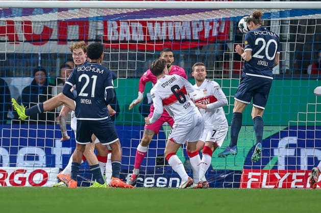 02.12.2025, Fußball, DFB-Pokal, VfL Bochum - VfB Stuttgart, Saison 2025 2026: Kopfball Noah Loosli (VfL Bochum 20) im Strafraum im Zweikampf gegen Angelo Stiller (VfB Stuttgart 06) Maximilian Mittelstädt (VfB Stuttgart 07) DFB regulations prohibit any use of photographs as image sequences and or quasi-video. Deutschland