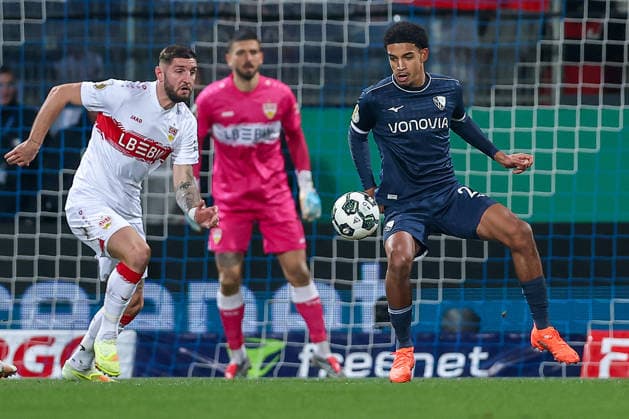 02.12.2025, Fußball, DFB-Pokal, VfL Bochum - VfB Stuttgart, Saison 2025 2026: Francis Onyeka (VfL Bochum 21) im Zweikampf gegen Jeff Chabot (VfB Stuttgart 24) DFB regulations prohibit any use of photographs as image sequences and or quasi-video. Deutschland