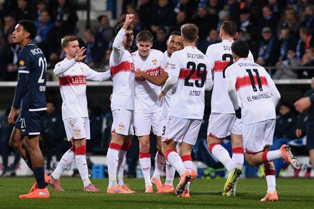 Spieler VfB Stuttgart jubeln, Jubel nach dem Tor zum 0:1 waehrend des DFB-Pokal Spiels zwischen VfL Bochum v VfB Stuttgart, Vovovia-Ruhrstadion am 03. December 2025 in Bochum, Deutschland. (Foto von Ralf Treese DeFodi Images) +++ Spieler VfB Stuttgart celebrates, celebrating during the DFB-Pokal match between VfL Bochum v VfB Stuttgart at Vonovia-Ruhrstadion on December 3, 2025 in Bochum, Germany. (Photo by Ralf Treese DeFodi Images) (Photo by Ralf Treese DeFodi Images)