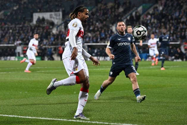 Lorenz Assignon (VfB Stuttgart) in Aktion, am Ball, Einzelaktion waehrend des DFB-Pokal Spiels zwischen VfL Bochum v VfB Stuttgart, Vovovia-Ruhrstadion am 03. December 2025 in Bochum, Deutschland. (Foto von Ralf Treese DeFodi Images) +++ Lorenz Assignon (VfB Stuttgart) controls the ball during the DFB-Pokal match between VfL Bochum v VfB Stuttgart at Vonovia-Ruhrstadion on December 3, 2025 in Bochum, Germany. (Photo by Ralf Treese DeFodi Images) (Photo by Ralf Treese DeFodi Images)