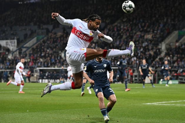 Lorenz Assignon (VfB Stuttgart) in Aktion, am Ball, Einzelaktion waehrend des DFB-Pokal Spiels zwischen VfL Bochum v VfB Stuttgart, Vovovia-Ruhrstadion am 03. December 2025 in Bochum, Deutschland. (Foto von Ralf Treese DeFodi Images) +++ Lorenz Assignon (VfB Stuttgart) controls the ball during the DFB-Pokal match between VfL Bochum v VfB Stuttgart at Vonovia-Ruhrstadion on December 3, 2025 in Bochum, Germany. (Photo by Ralf Treese DeFodi Images) (Photo by Ralf Treese DeFodi Images)