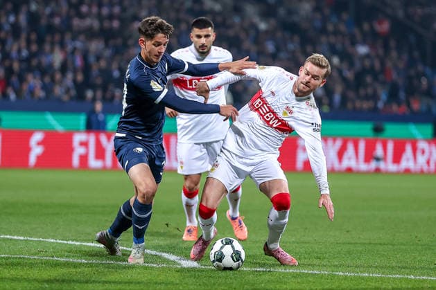 02.12.2025, Fußball, DFB-Pokal, VfL Bochum - VfB Stuttgart, Saison 2025 2026: Cajetan Lenz (VfL Bochum 34) im Zweikampf gegen Maximilian Mittelstädt (VfB Stuttgart 07) DFB regulations prohibit any use of photographs as image sequences and or quasi-video. Deutschland