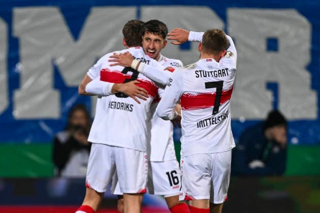 Die Spieler von Stuttgart Jubel Freude Emotion Torjubel Eigentor von Bochum zum 0:1 03.12.2025 Fussball VfL Bochum vs VfB Stuttgart, Vonovia Ruhrstadion, Bochum, DFB DFL REGULATIONS PROHIBIT ANY USE OF PHOTOGRAPHS AS IMAGE SEQUENCES AND OR QUASI-VIDEO