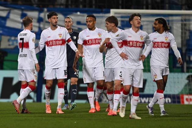 Die Spieler von Stuttgart Jubel Freude Emotion Torjubel Eigentor von Bochum zum 0:1 03.12.2025 Fussball VfL Bochum vs VfB Stuttgart, Vonovia Ruhrstadion, Bochum, DFB DFL REGULATIONS PROHIBIT ANY USE OF PHOTOGRAPHS AS IMAGE SEQUENCES AND OR QUASI-VIDEO