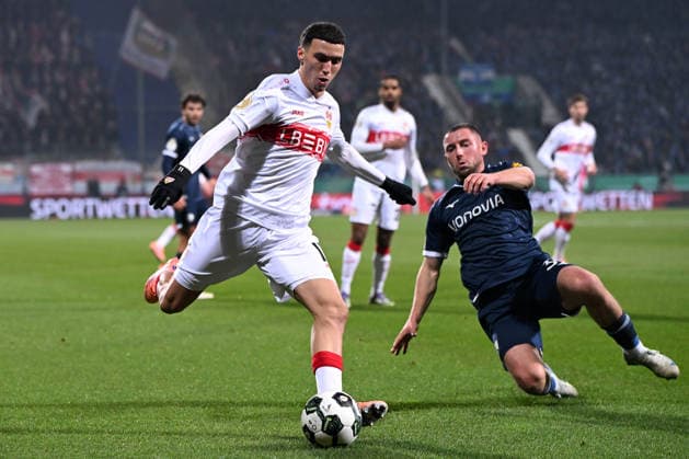 Bilal El Khannouss (VfB Stuttgart) und Maximilian Wittek (VfL Bochum) im Zweikampf waehrend des DFB-Pokal Spiels zwischen VfL Bochum v VfB Stuttgart, Vovovia-Ruhrstadion am 03. December 2025 in Bochum, Deutschland. (Foto von Ralf Treese DeFodi Images) +++ Bilal El Khannouss (VfB Stuttgart) und Maximilian Wittek (VfL Bochum) battle for the ball during the DFB-Pokal match between VfL Bochum v VfB Stuttgart at Vonovia-Ruhrstadion on December 3, 2025 in Bochum, Germany. (Photo by Ralf Treese DeFodi Images) (Photo by Ralf Treese DeFodi Images)
