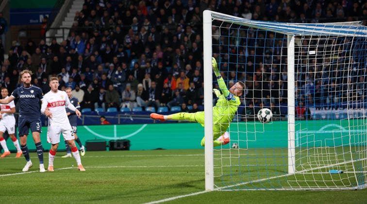 Bochum , DfB-Pokal Fußball VfL Bochum vs. VfB Stuttgart, Eigentor zum 0:1 durch Torschütze Philipp Strompf (Bochum), v.l. Philipp Strompf (Bochum), Finn Jeltsch (VfB), Timo Horn (Bochum) Gemäß den Vorgaben der DFL Deutschen Fußball Liga ist es untersagt, in dem Stadion und oder vom Spiel angefertigte Fotoaufnahmen in Form von Sequenzbildern und oder videoähnlichen Fotostrecken zu verwerten bzw. verwerten zu lassen.