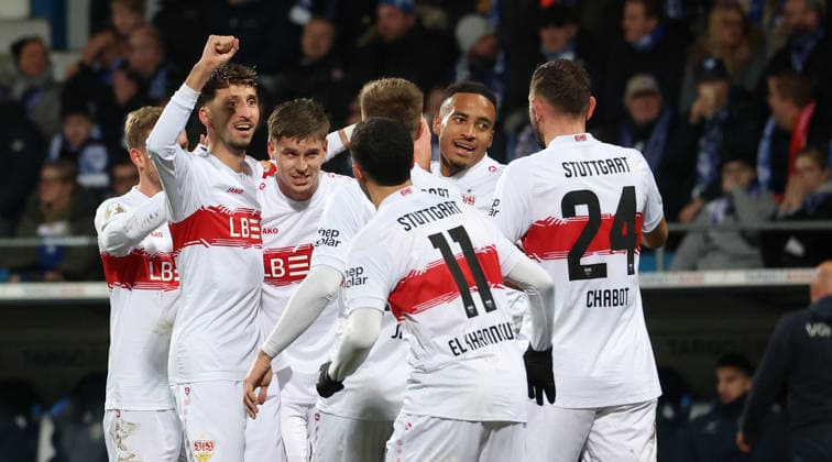 Bochum , DfB-Pokal Fußball VfL Bochum vs. VfB Stuttgart, Stuttgarter Jubel über das Tor zum 0:1, v.l. Atakan Karazor, Ramon Hendriks, Bilal El Khannouss, Finn Jeltsch, Jamie Leweling, Jeff Chabot (VfB) Gemäß den Vorgaben der DFL Deutschen Fußball Liga ist es untersagt, in dem Stadion und oder vom Spiel angefertigte Fotoaufnahmen in Form von Sequenzbildern und oder videoähnlichen Fotostrecken zu verwerten bzw. verwerten zu lassen.