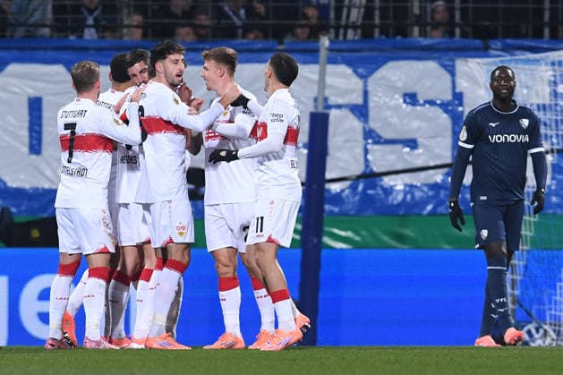 Fußball DFB-Pokal Achtelfinale VfL Bochum - VfB Stuttgart am 03.12.2025 im Vonovia Ruhrstadion in Bochum Tor zum 0:1 durch ein Eigentor von Philipp Strompf ( Bochum ) DFB regulations prohibit any use of photographs as image sequences and or quasi-video.