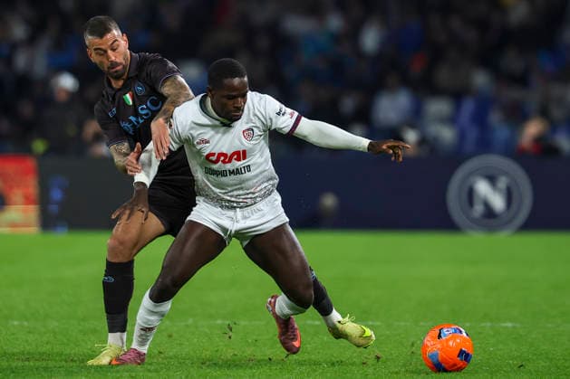 Napoli™s Leonardo Spinazzola, Cagliari s Zito Luvumbo during the round of 16 Frecciarossa Italian Cup 2025 2026 soccer match between Napoli and Cagliari at Maradona Stadium in Naples, south Italy - December 3, 2025. - Soccer  Copyright: xAlessandroxGarofalo LaPressex