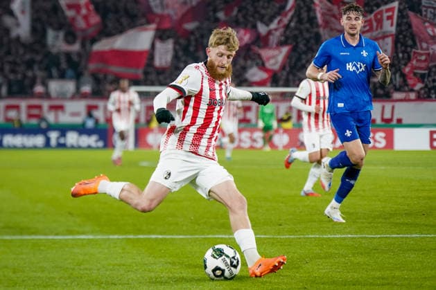 Deutschland: Fussball DFB-Pokal 2025 26, Achtelfinale - SC Freiburg vs SV Darmstadt 98 - Europa-Park-Stadion (Freiburg): Jan-Niklas Beste (SC Freiburg, 19) Copyright: xJOERANxSTEINSIEKx