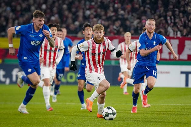 Deutschland: Fussball DFB-Pokal 2025 26, Achtelfinale - SC Freiburg vs SV Darmstadt 98 - Europa-Park-Stadion (Freiburg): Jan-Niklas Beste (SC Freiburg, 19) Copyright: xJOERANxSTEINSIEKx