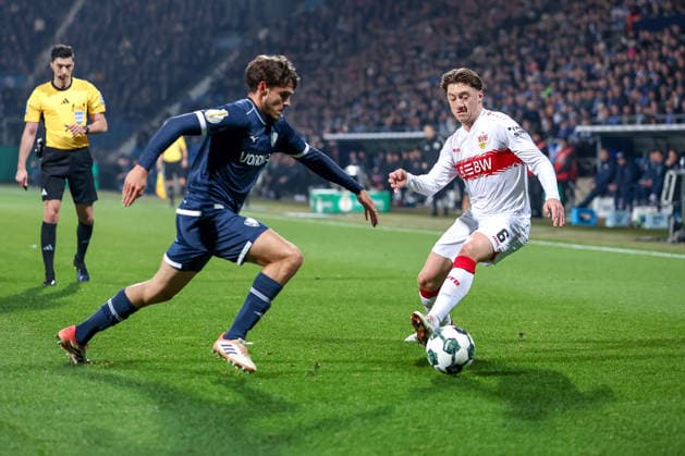 02.12.2025, Fußball, DFB-Pokal, VfL Bochum - VfB Stuttgart, Saison 2025 2026: Cajetan Lenz (VfL Bochum 34) im Zweikampf gegen Angelo Stiller (VfB Stuttgart 06) DFB regulations prohibit any use of photographs as image sequences and or quasi-video. Deutschland