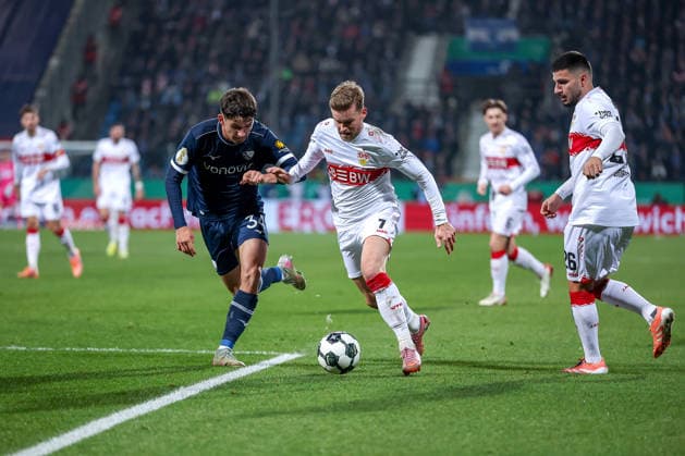02.12.2025, Fußball, DFB-Pokal, VfL Bochum - VfB Stuttgart, Saison 2025 2026: Cajetan Lenz (VfL Bochum 34) im Zweikampf gegen Maximilian Mittelstädt (VfB Stuttgart 07) DFB regulations prohibit any use of photographs as image sequences and or quasi-video. Deutschland