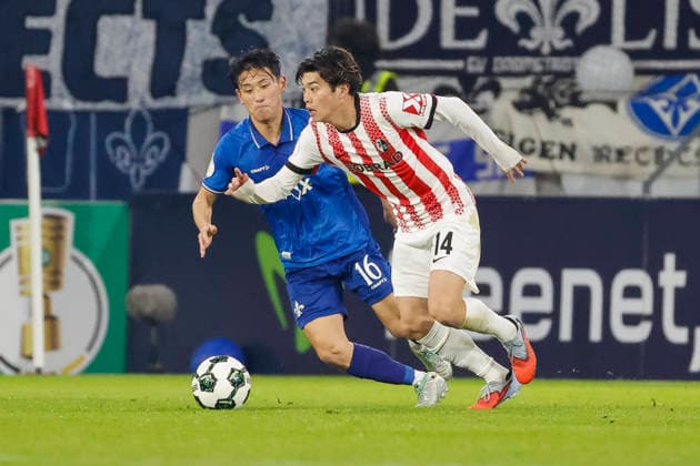 Hiroki Akiyama (SV Darmstadt , 16) und Yuito Suzuki (SC Freiburg, 14) im Laufduell , Deutschland, Fussball, DFB Pokal, Achtelfinale, 2025 2026, SC Freiburg vs. SV Darmstadt 98, 03.12.2025, Europa-Park Stadion , Freiburg im Breisgau, Deutschland Freiburg im Breisgau Europa-Park Stadion Baden-Wuerttemberg Deutschland Copyright: xGrantxHubbsx