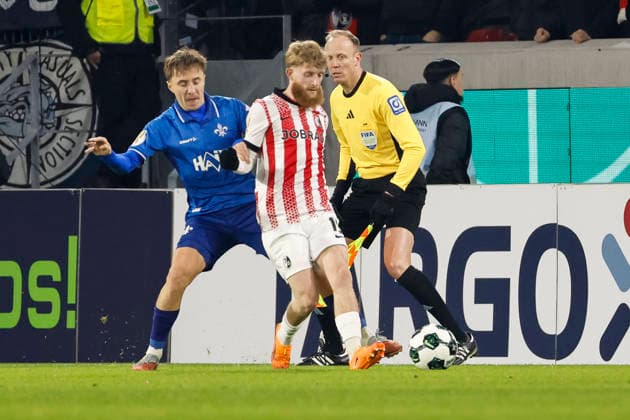 Luca Marseiler (SV Darmstadt , 08) und Niklas Beste (SC Freiburg, 19) im Zweikampf , Deutschland, Fussball, DFB Pokal, Achtelfinale, 2025 2026, SC Freiburg vs. SV Darmstadt 98, 03.12.2025, Europa-Park Stadion , Freiburg im Breisgau, Deutschland Freiburg im Breisgau Europa-Park Stadion Baden-Wuerttemberg Deutschland Copyright: xGrantxHubbsx