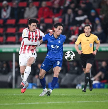Fussball DFB Pokal Achtelfinale 2025 2026 03.12.2025 SC Freiburg - SV Darmstadt 98 Yuito Suzuki (li, SC Freiburg) gegen Hiroki Akiyama (re, SV Darmstadt 98)