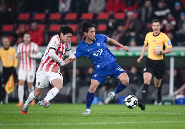 Fussball DFB Pokal Achtelfinale 2025 2026 03.12.2025 SC Freiburg - SV Darmstadt 98 Yuito Suzuki (li, SC Freiburg) gegen Hiroki Akiyama (re, SV Darmstadt 98)