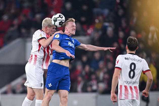 Fussball DFB Pokal Achtelfinale 2025 2026 03.12.2025 SC Freiburg - SV Darmstadt 98 Isac Lidberg (Mitte, SV Darmstadt 98) gegen Matthias Ginter (li, SC Freiburg)