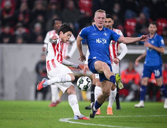 Fussball DFB Pokal Achtelfinale 2025 2026 03.12.2025 SC Freiburg - SV Darmstadt 98 Isac Lidberg (re, SV Darmstadt 98) gegen Yuito Suzuki
