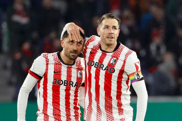 Vincenzo Grifo (SC Freiburg, 32) und Christian Günter, Gunter (SC Freiburg, 30) , Deutschland, Fussball, DFB Pokal, Achtelfinale, 2025 2026, SC Freiburg vs. SV Darmstadt 98, 03.12.2025, Europa-Park Stadion , Freiburg im Breisgau, Deutschland Freiburg im Breisgau Europa-Park Stadion Baden-Wuerttemberg Deutschland Copyright: xGrantxHubbsx