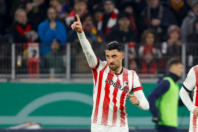 Torjubel bei Vincenzo Grifo (SC Freiburg, 32) nach seinem Tor zum 1:0 , Deutschland, Fussball, DFB Pokal, Achtelfinale, 2025 2026, SC Freiburg vs. SV Darmstadt 98, 03.12.2025, Europa-Park Stadion , Freiburg im Breisgau, Deutschland Freiburg im Breisgau Europa-Park Stadion Baden-Wuerttemberg Deutschland Copyright: xGrantxHubbsx