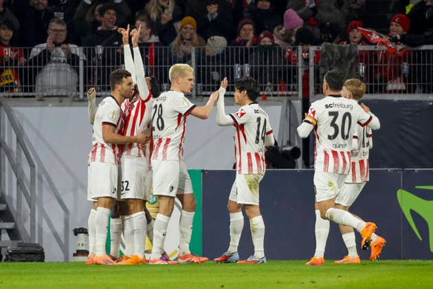 Torjubel SC Freiburg beim 1:0 durch Vincenzo Grifo (SC Freiburg, 32) , Deutschland, Fussball, DFB Pokal, Achtelfinale, 2025 2026, SC Freiburg vs. SV Darmstadt 98, 03.12.2025, Europa-Park Stadion , Freiburg im Breisgau, Deutschland Freiburg im Breisgau Europa-Park Stadion Baden-Wuerttemberg Deutschland Copyright: xGrantxHubbsx