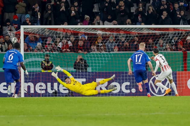 1:0 Elfmeter Tor fuer SC Freiburg durch Vincenzo Grifo (SC Freiburg, 32) , Deutschland, Fussball, DFB Pokal, Achtelfinale, 2025 2026, SC Freiburg vs. SV Darmstadt 98, 03.12.2025, Europa-Park Stadion , Freiburg im Breisgau, Deutschland Freiburg im Breisgau Europa-Park Stadion Baden-Wuerttemberg Deutschland Copyright: xGrantxHubbsx