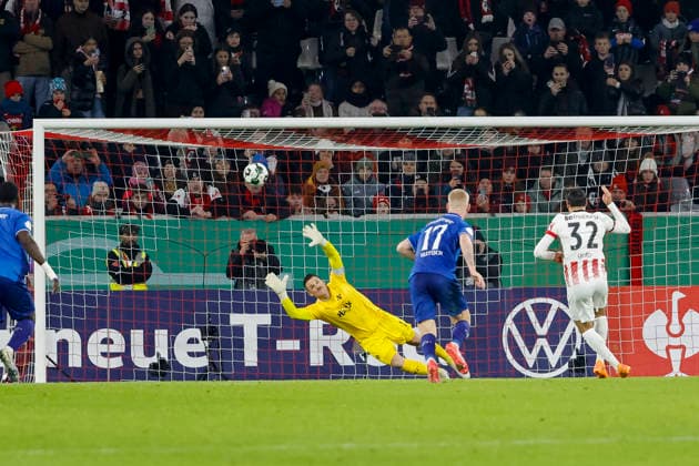 1:0 Elfmeter Tor fuer SC Freiburg durch Vincenzo Grifo (SC Freiburg, 32) , Deutschland, Fussball, DFB Pokal, Achtelfinale, 2025 2026, SC Freiburg vs. SV Darmstadt 98, 03.12.2025, Europa-Park Stadion , Freiburg im Breisgau, Deutschland Freiburg im Breisgau Europa-Park Stadion Baden-Wuerttemberg Deutschland Copyright: xGrantxHubbsx