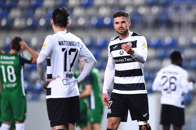 Fußball Herren Krombacher Westfalenpokal Viertelfinale Saison 2025 2026: SG Wattenscheid 09 - FC Gütersloh am 03.12.2025 im Lohrheidestadion in Bochum-Wattenscheid Eduard Renke ( SG Wattenscheid 09 ), links - Albin Thaqi ( SG Wattenscheid 09 ), rechts Niedersachsen Deutschland