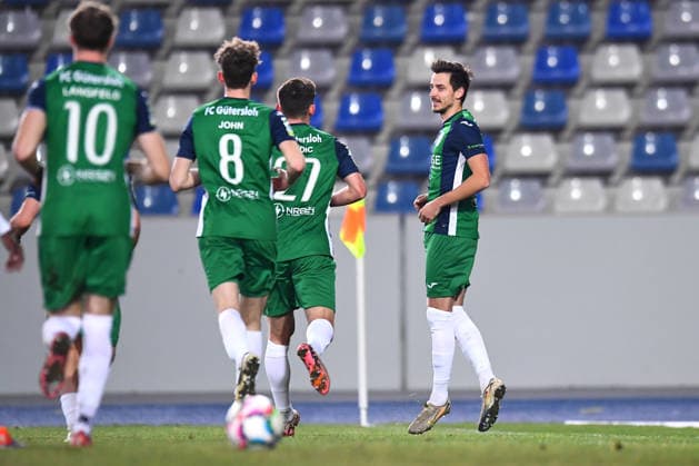 Fußball Herren Krombacher Westfalenpokal Viertelfinale Saison 2025 2026: SG Wattenscheid 09 - FC Gütersloh am 03.12.2025 im Lohrheidestadion in Bochum-Wattenscheid Patrik Twardzik ( FC Gütersloh ), rechts freut sich über das 0:1 Niedersachsen Deutschland