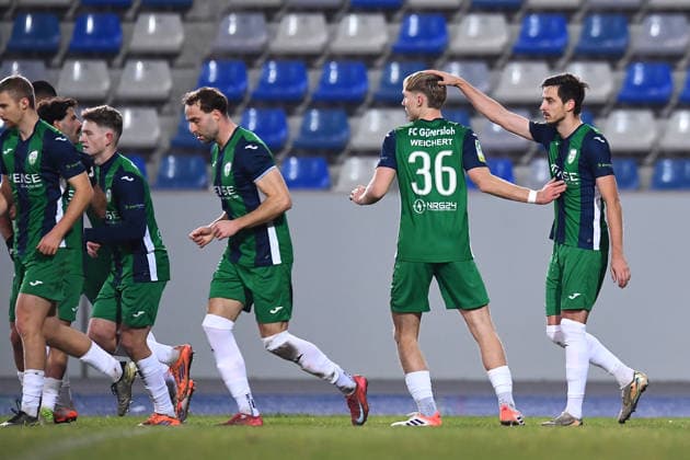 Fußball Herren Krombacher Westfalenpokal Viertelfinale Saison 2025 2026: SG Wattenscheid 09 - FC Gütersloh am 03.12.2025 im Lohrheidestadion in Bochum-Wattenscheid Patrik Twardzik ( FC Gütersloh ), rechts freut sich über das 0:1 Niedersachsen Deutschland