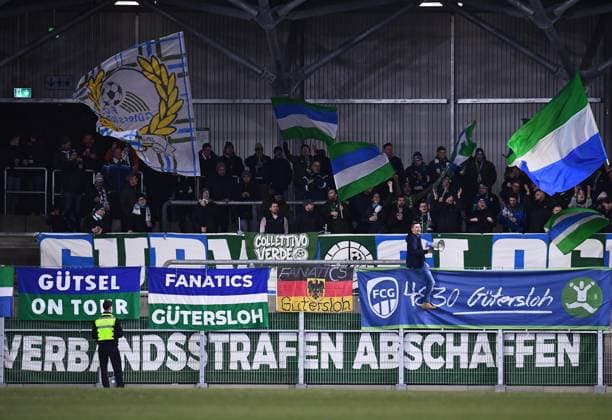 Fußball Herren Krombacher Westfalenpokal Viertelfinale Saison 2025 2026: SG Wattenscheid 09 - FC Gütersloh am 03.12.2025 im Lohrheidestadion in Bochum-Wattenscheid Fans aus Gütersloh Niedersachsen Deutschland