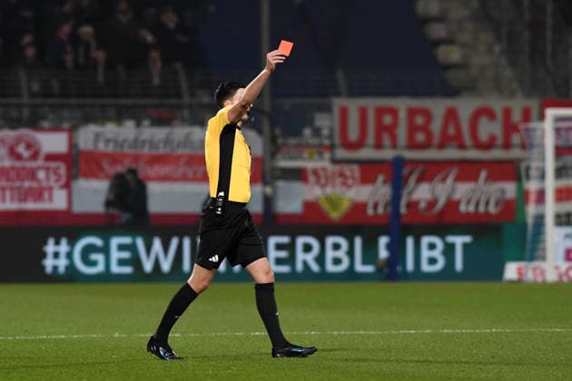 Schiedsrichter Florian Badstübner zeigt die rote Karte waehrend des DFB-Pokal Spiels zwischen VfL Bochum v VfB Stuttgart, Vovovia-Ruhrstadion am 03. December 2025 in Bochum, Deutschland. (Foto von Ralf Treese DeFodi Images) +++ Schiedsrichter Florian Badstübner shows the red card during the DFB-Pokal match between VfL Bochum v VfB Stuttgart at Vonovia-Ruhrstadion on December 3, 2025 in Bochum, Germany. (Photo by Ralf Treese DeFodi Images) (Photo by Ralf Treese DeFodi Images)
